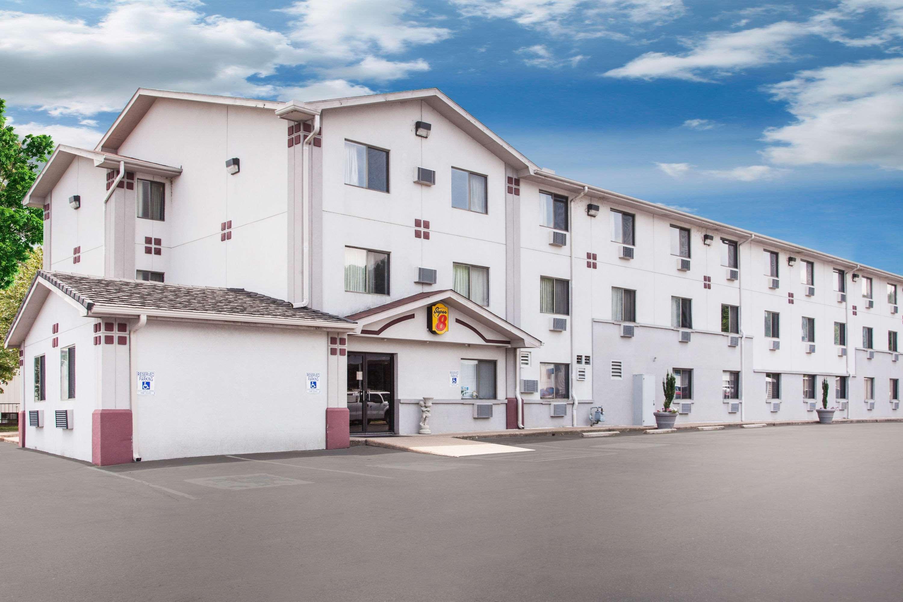 Hotel Super 8 By Wyndham Hot Springs Zewnętrze zdjęcie