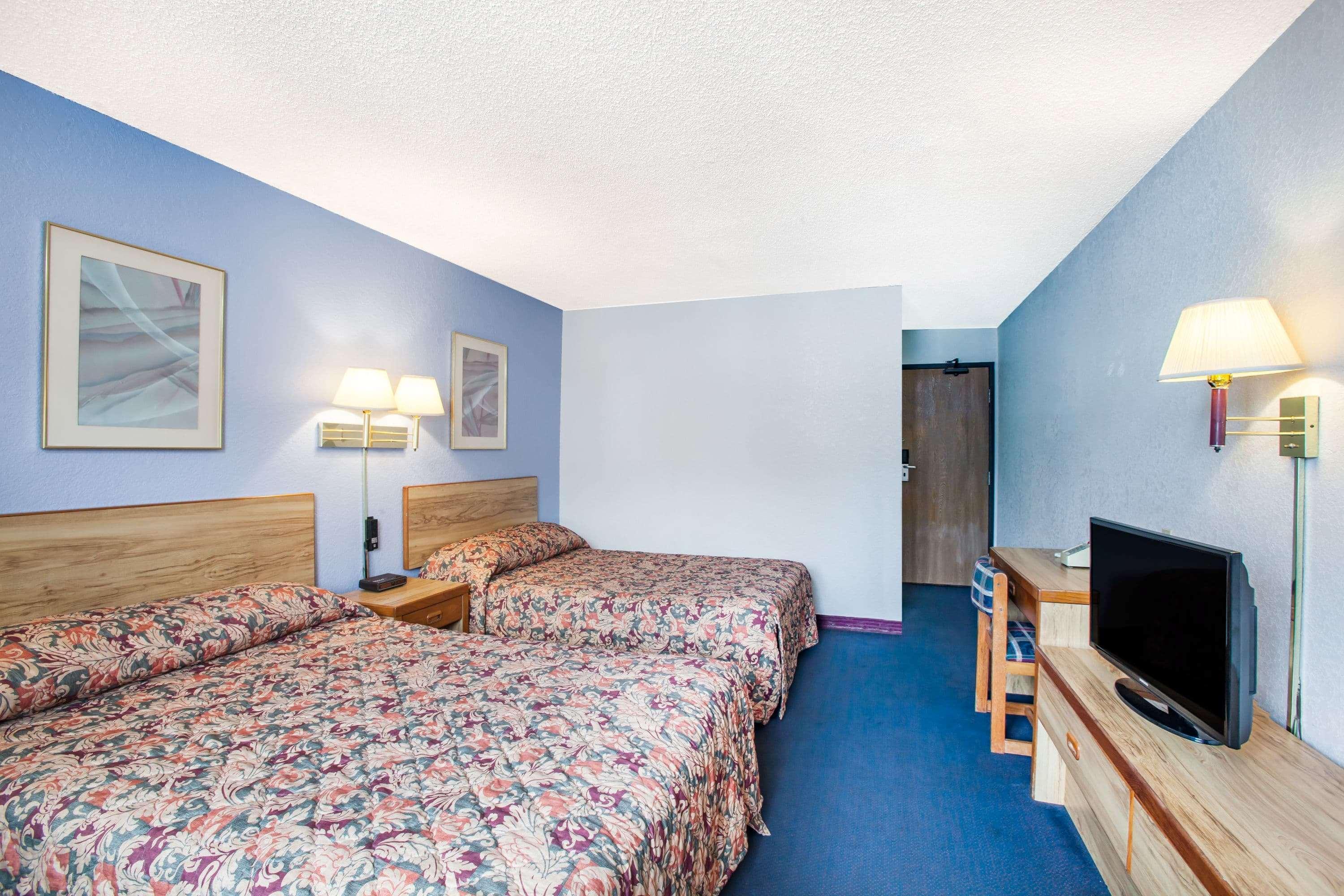 Hotel Super 8 By Wyndham Hot Springs Zewnętrze zdjęcie